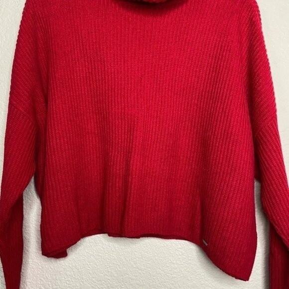 Hollister Red Cowl Neck Cropped Sharkbite Hem Sweater XS - Picture 4 of 8